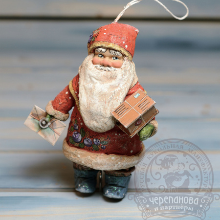 Дед Мороз с посылкой, украшение для елки кукольной мануфактуры Ирины Черепановой