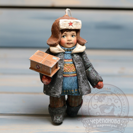 Боренька с посылкой, елочная игрушка из ваты кукольной мануфактуры Ирины Черепановой
