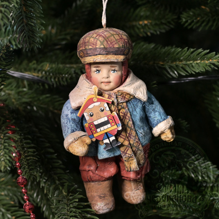 Жан с щелкунчиком, игрушка на елку из ваты кукольной мануфактуры Ирины Черепановой