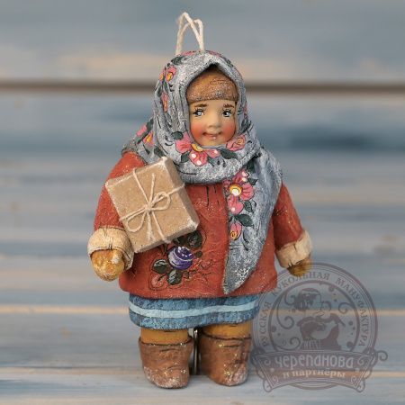 Полинушка с посылкой, елочная игрушка кукольной мануфактуры Ирины Черепановой