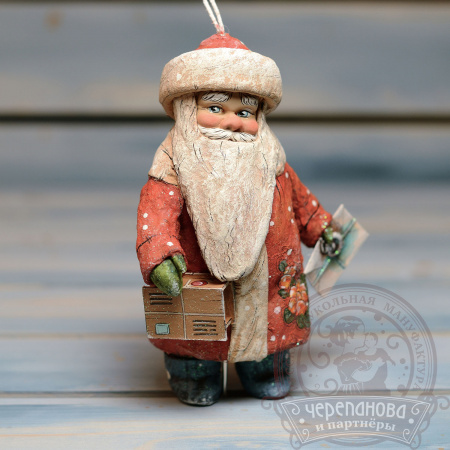 Дед Мороз с посылкой, елочная игрушка из ваты кукольной мануфактуры Ирины Черепановой