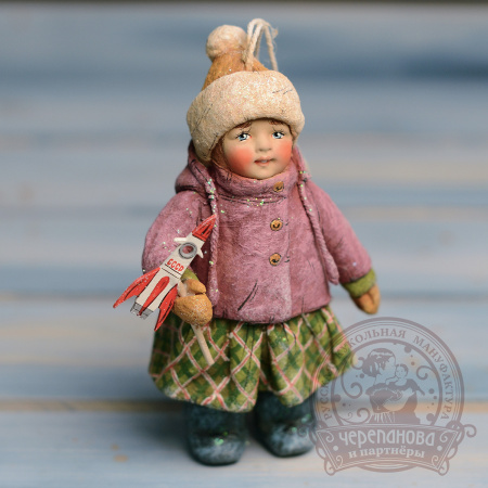 Зоенька с ракетой, ватная елочная игрушка кукольной мануфактуры Ирины Черепановой