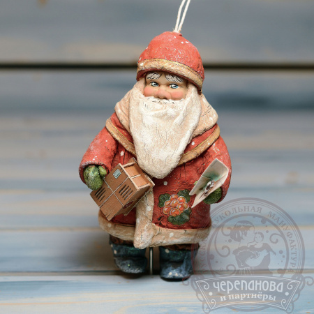Дед Мороз с посылкой, новогодняя елочная игрушка кукольной мануфактуры Ирины Черепановой