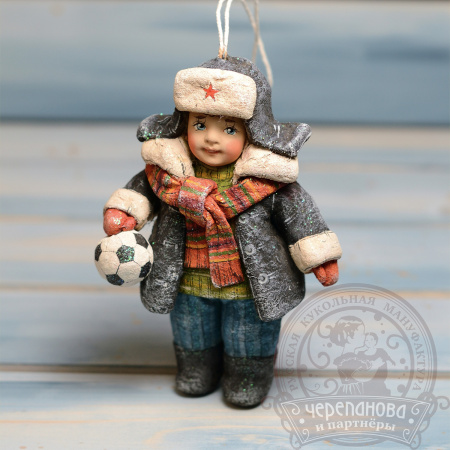 Витюша с футбольным мячом, елочная игрушка кукольной мануфактуры Ирины Черепановой