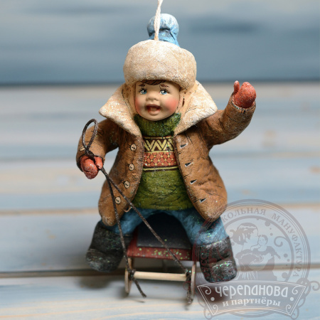 Ленечка на санках, елочная игрушка кукольной мануфактуры Ирины Черепановой