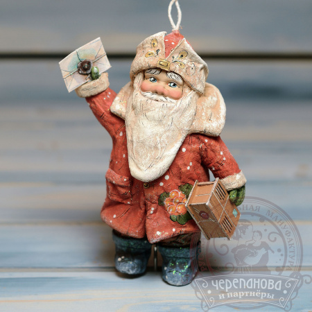 Дед Мороз с посылкой, игрушка для украшения елки кукольной мануфактуры Ирины Черепановой